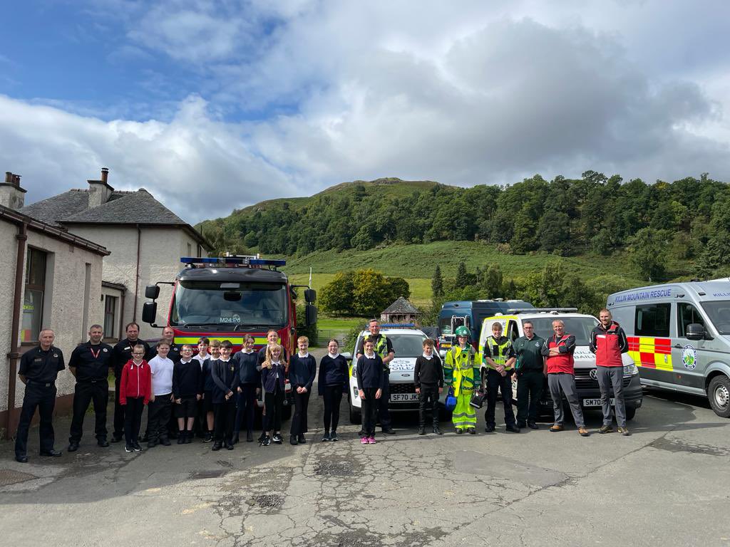 KillinFire's tweet image. P7 pupils from Killin and Crianlarich are taking part in an 'Emergency Services Day' at the McLaren Hall. Organised by PC Leggett and PC Frickleton. Pupils will work with the police, fire service, ambulance and mountain rescue team, and be introduced to a range of skills.🚒🚓🚑⛑️
