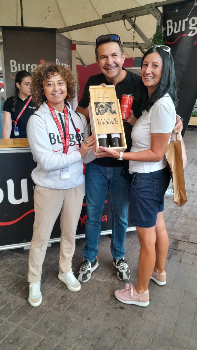 BurgosAlimenta's tweet photo. Vino de @valsotillo y delantal de #BurgosAlimenta. Estos son los premios que se han llevado los afortunados de hoy en la 5 Etapa de @lavuelta 2023 👏

La jornada de hoy nos llevará de Morella a Burriana 🚴

#LaVuelta23 https://t.co/7m6xiUltmV