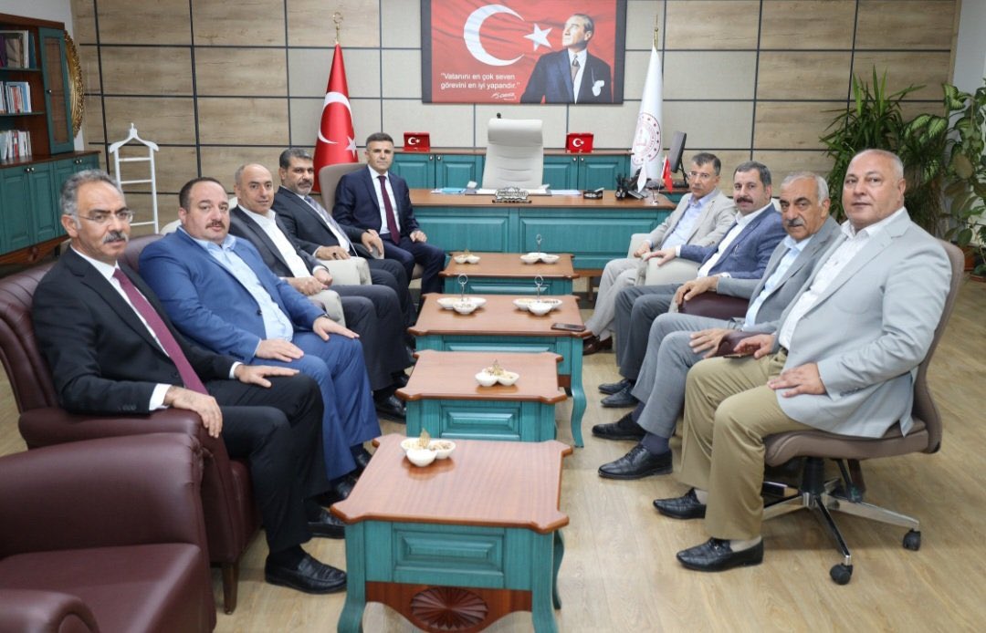 Evet #urfa da bir"UTANÇ TABLOSU"
45 erkek çocuğun tecavüze uğradığı Ensar Vakfı davasında hakkında soruşturma açılan 3 yöneticiden birisi olan kişiyi Milli Eğitim Müdürü olarak 
Peygamberler şehri
#sanliurfa ya atadılar bütün belediye başkanları ve siyasiler gidip ziyaret ettiler
