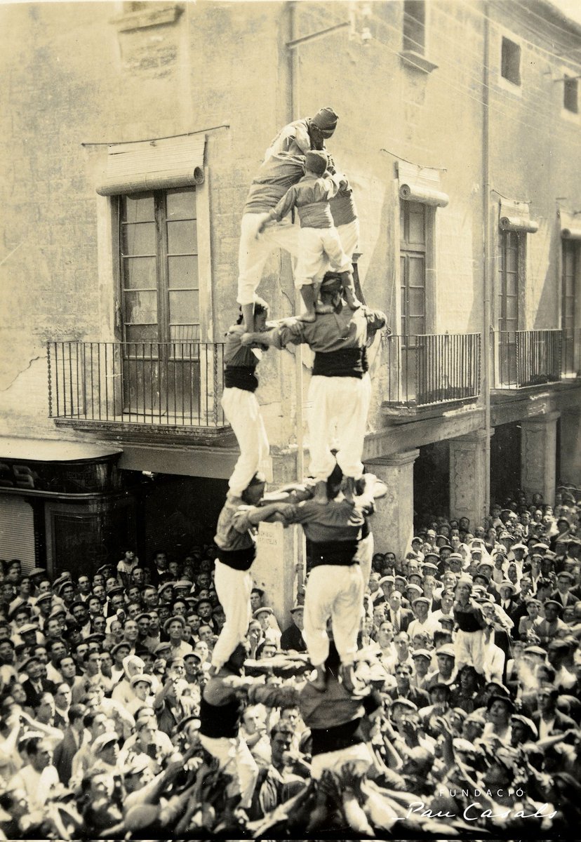 museupaucasals's tweet photo. #Taldiacomavui de 1932 #PauCasals gaudia de l'actuació castellera a la Diada de Sant Fèlix de Vilafranca del Penedès. 
📸 Pau Casals mirant pel balcó l'actuació castellera de Sant Fèlix de 1932
📸 Castellers del Vendrell carregant un 3 de 7 a Vilafranca, 1932
#santfèlix2023 https://t.co/4g14IzyOXJ
