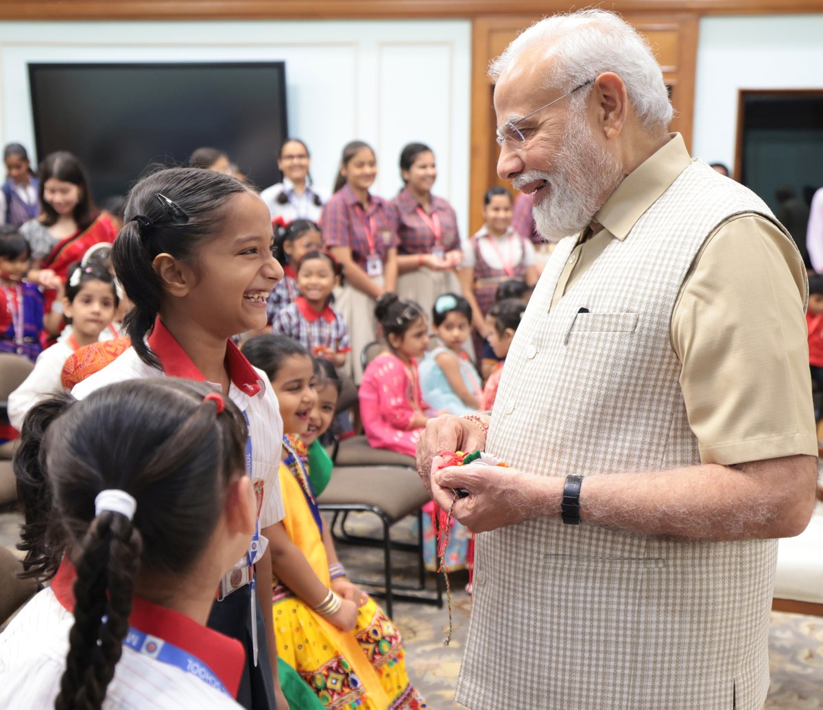 narendramodi's tweet photo. Had a very special Raksha Bandhan celebration at 7, Lok Kalyan Marg. My young friends and I talked about so many subjects. They shared their joy on Chandrayaan-3 and India’s strides in space. They also recited wonderful poetry. https://t.co/JNbNxbWiE6