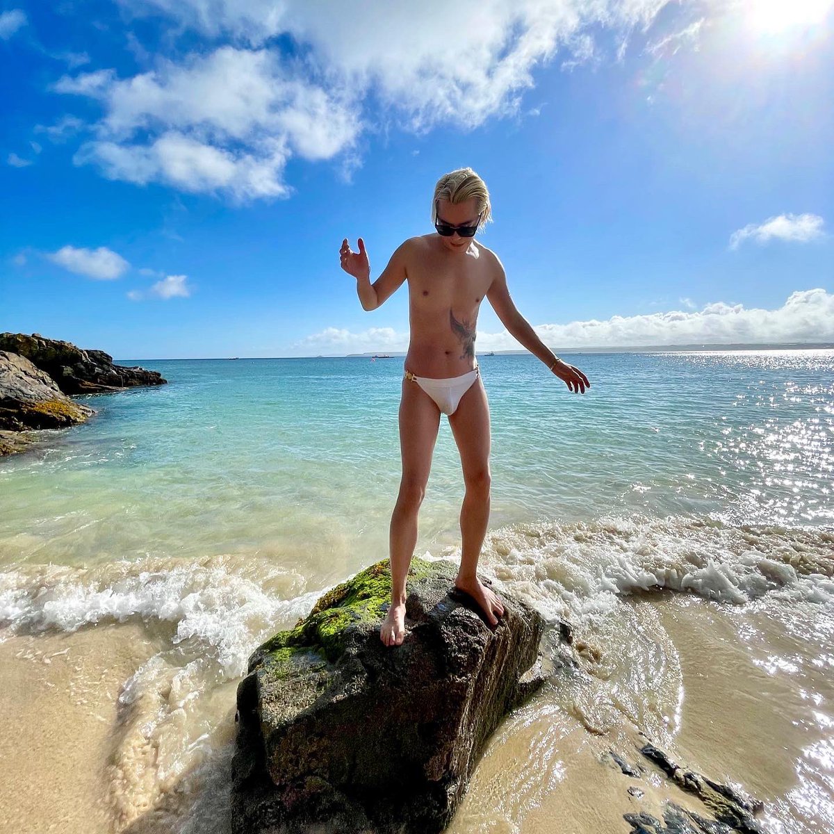HaSangBeg's tweet photo. 여름의 끝을 잡고 : St Ives , Cornwall ; 쉽게 올 수 있다고 항상 생각만 하고 미루다가 충동적으로 왔다. 바닷물이 소문대로 상당히 차다. 그냥 냉장고에 넣어둔 찬물같은데 뭔가 에너지가 충전되는 것 같은 기분이 드는, 기분도 동네 비주얼도 모두 멋진 에너지 충만한 동네~! https://t.co/FSzTD0CspX