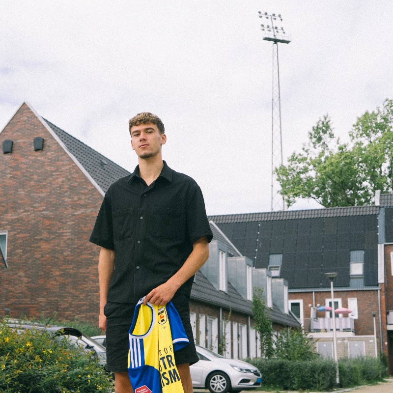 SCCambuurLwd's tweet photo. 𝐅𝐥𝐨𝐫𝐢𝐬 heeft zijn contract verlengd! ✍️
𝐌𝐢𝐥𝐚𝐧 heeft zijn contract verlengd! ✍️

En om dat nieuws te vieren is de ESPN DOC '𝐃𝐞 𝐧𝐢𝐞𝐮𝐰𝐞 𝐨𝐨𝐠𝐬𝐭 𝐯𝐚𝐧 𝐂𝐚𝐦𝐛𝐮𝐮𝐫' nu op ons eigen YouTube-kanaal te bekijken! 🎞👨‍🌾