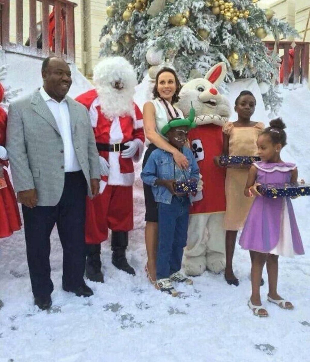 RoiLopezRivas's tweet photo. El derrocado presidente de Gabón, Ali Bongo, una vez importó nieve artificial al Palacio Presidencial, para que su familia pudiera pasar una Navidad nevada.

El 33,4% de la población de Gabón vive en la pobreza a pesar de ser rico en petróleo y tener una población de sólo 2,4 millones de personas.

Vía @AfricaFactsZone