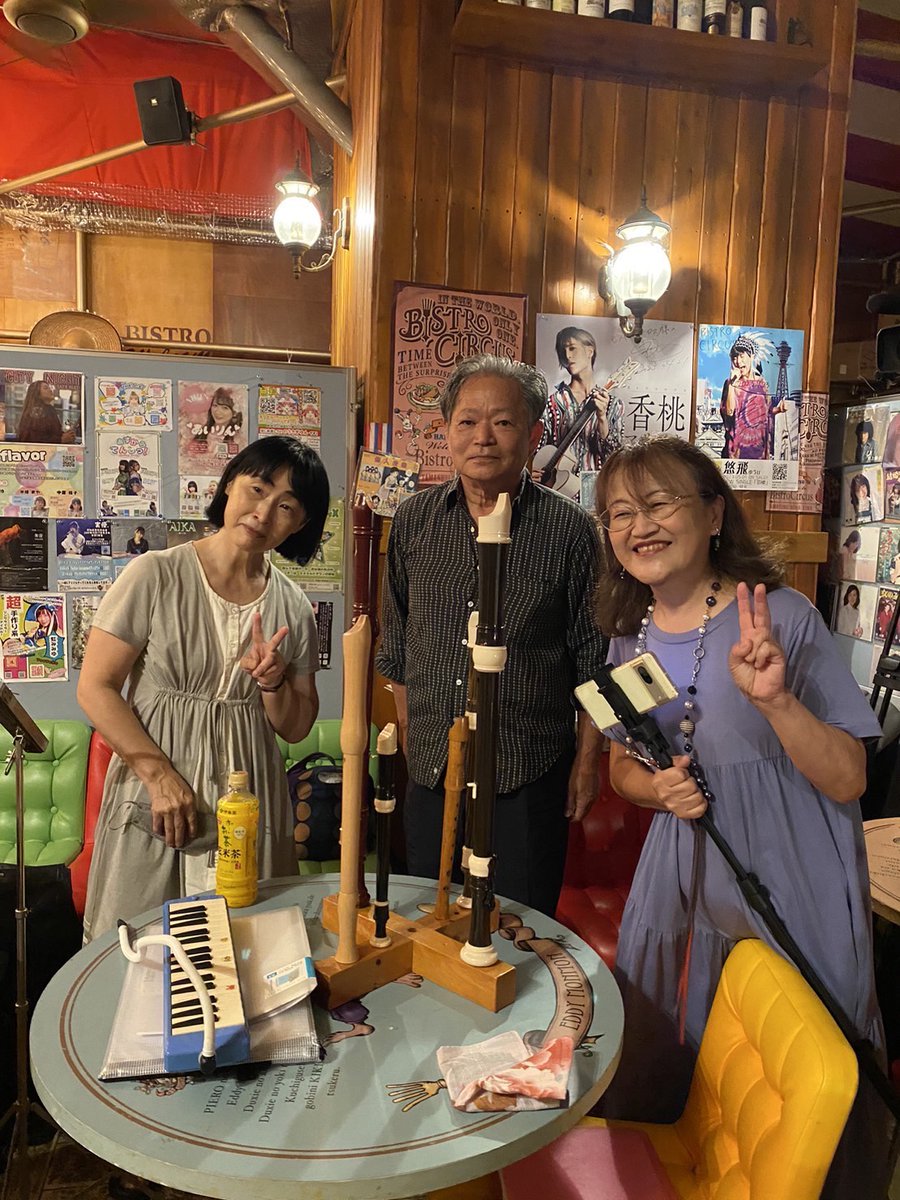 pgH2HEQPoRAonV9's tweet photo. #MusicBound vol.9
サーカス小屋を模したビストロサーカスでのライブ。
弾夢弦気さん主催。
ステージからはお店の入口のガラス越しに覗いていく人、歩いていく人がよく見えました。
思わず入ってきたくなるような演奏をしたいな。 https://t.co/EA7Gq1iEn4