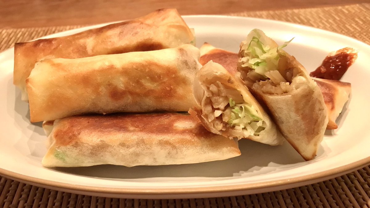 サラダ感覚で食べられる、この春巻きが本当に好きです！キャベツともやしたっぷり。そのままでもおいしいですが、豆板醤をつけると一気に大人の味わいに！熱々をどうぞ✨