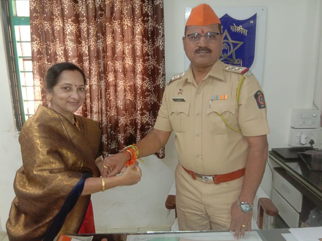 #HappyRakshaBandhan 
विविध क्षेत्रातील पदाधिकारी आपले कर्तव्य बजावताना समाजाचे रक्षण करत असतात व पुढे देखील त्यांनी रक्षणासाठी कटिबद्ध रहावे, यासाठी सातारा जिल्ह्यात #राखी बांधून रक्षाबंधन साजरे करण्यात आले.