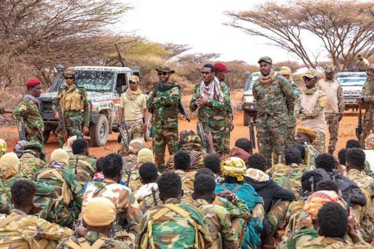 sntvnews1's tweet photo. The President of #Somalia’s #Galmudug State @MrQoorqoor and the Defence Minister @Amohamednur visited frontlines in #Elbur area to support National Armed Forces who are gallantly fighting with terrorists to defend their nation and people. https://t.co/IjEnB67DOf