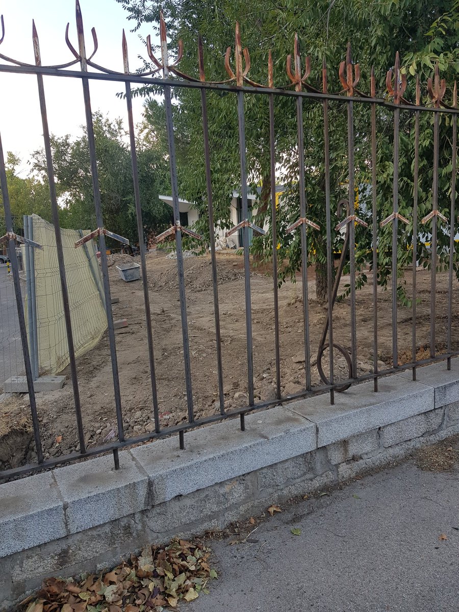 AreaRecreoVid's tweet photo. Sigue el Sr. @bcarabante en su afan de hacer un #Parking ilegal en un #Parque destruyendo el suelo cual es el numero de licitación y de licencia? No hay ningún cartel informativo, si no lo sabe eso es #Ilegal @eldiarioes @publico_es @ArbolMesa @parque_sinfonia @MADRID @okdiario https://t.co/XBe39u2WJI