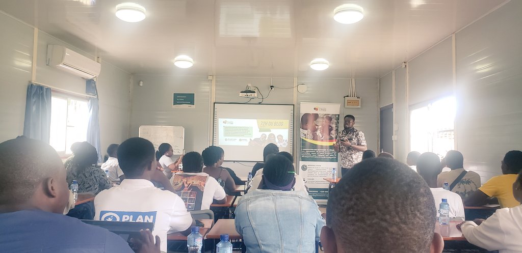 BELLOGaniath's tweet image. @iamTontonMax actuellement à #class19 de Dogbo pour parler &quot;des métiers du numérique&quot; à l&apos;initiative de l&apos;@ab_benin 
#72hdublog 

@EmmanuelGanse @MariamarConon 
@saliaichat 
@jnoumonvii