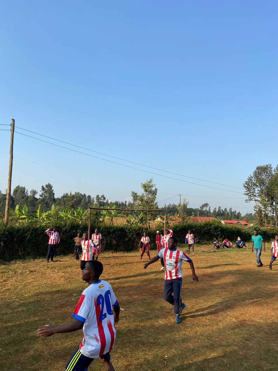 𝗣𝗥𝗢𝗬𝗘𝗖𝗧𝗢𝗦 | El club ha querido ser solidario y ha donado material en Gatanga (Kenia), Fort Portal (Uganda) y Bafing (Costa de Marfil) mediante dos ONG: HAND IN HAND y SUMUM.

“Una persona solidaria provoca grandes alegrías a los demás” 

🔴⚪️