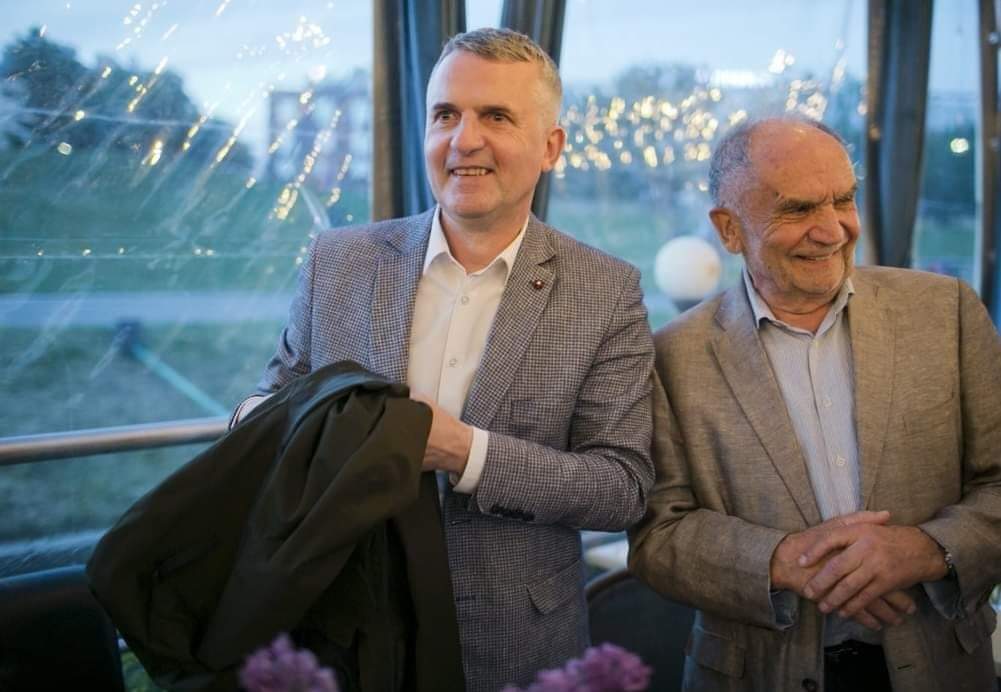 ⚠️PRZYSZŁOŚĆ DECYDUJE SIĘ TU I TERAZ.
EDUKACJA TO SPRAWA ZDECYDOWANIE PRIORYTETOWA 
Konferencja Artura Kozioł burmistrza Wieliczki, Ruch Samorządowy Tak Dla Polski oraz Józefa Lassoty byłego Prezydenta Krakowa.
