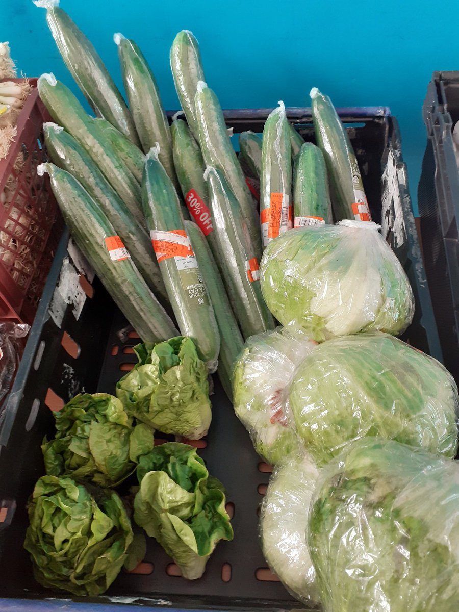 Lots of colourful fruits and vegetables available in our #CommunityFridge today!

#EatWell
#HereForSwansea