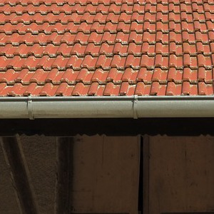 AnnadaleRoofing's tweet image. Gutters play a crucial role in safeguarding your property's foundation. By directing water away from the base, they prevent erosion, basement leaks, and protect surfaces. Regular maintenance keeps them functioning effectively.
#GutterProtection #HomeCare