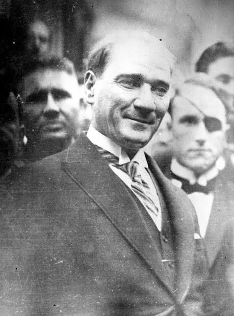 akifallkan's tweet photo. hep sendin, hep özeldin 
nefes almak zor https://t.co/ARoJMTyYM3
