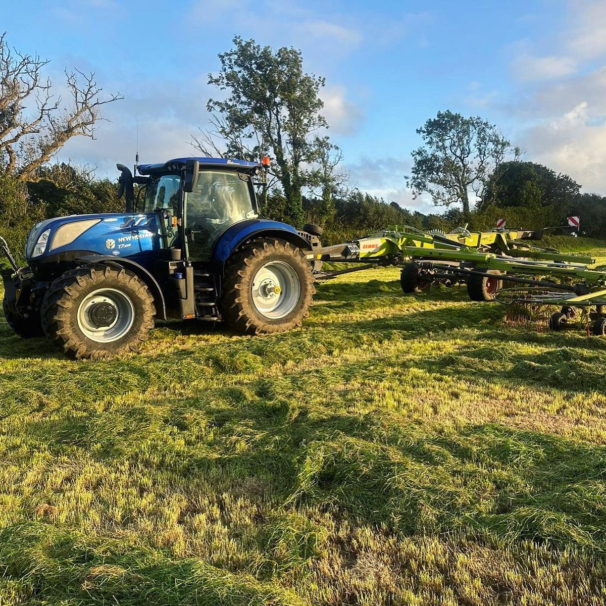 DKSLimited's tweet photo. It’s been a busy couple of weeks here at DKS! 🚜

#dksltd #landmanagement #grasscutting #newholland #solar #greenenergy #renewable https://t.co/p8vuebIt58