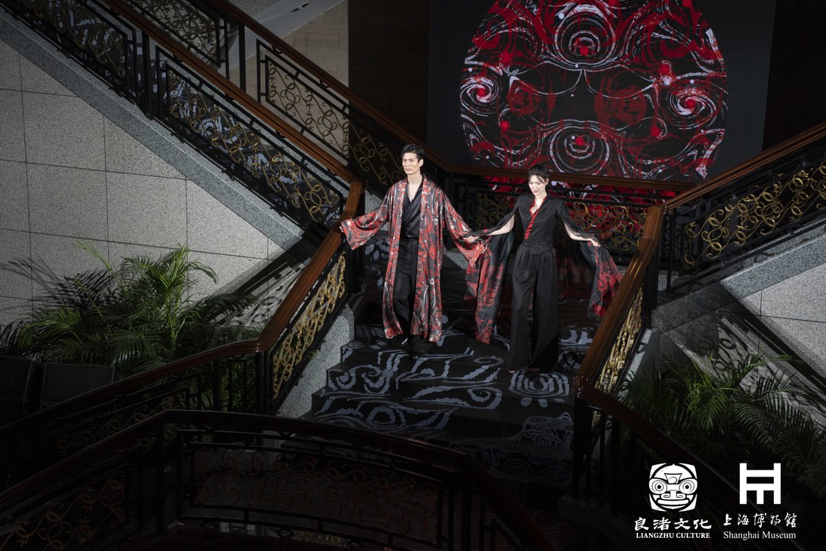 ChinaDaily's tweet photo. The Night of Liangzhu, a gala evening featuring dance, music, digital mapping and a fashion show, took place at the Shanghai Museum. The event introduced audiences to an immersive experience of the arts and aesthetics of Liangzhu from 5,000 years ago. #ChineseCulture https://t.co/eWsSUqwBwN