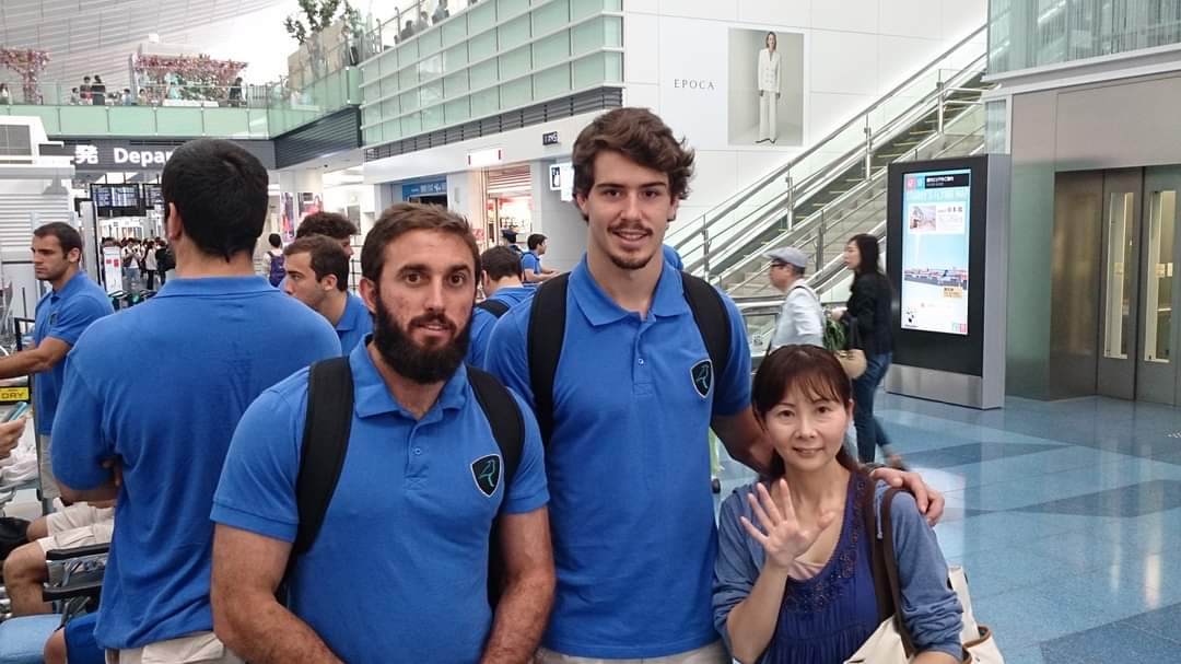 <a href="/ObservadorUY/">El Observador Uruguay</a> <a href="/ignaciochans/">Ignacio Chans</a> <a href="/sil_fernandez_/">Silvana Fernández</a> <a href="/gianluca_pintos/">Gianluca Pintos</a> <a href="/ineguima/">inés guimaraens</a> Hace exactamente 8 años los despedí en el aeropuerto de Tokio!🇯🇵

Vamo arriba,  #LosTeros 💪💪🇺🇾
Que tengas éxitos en 🇫🇷