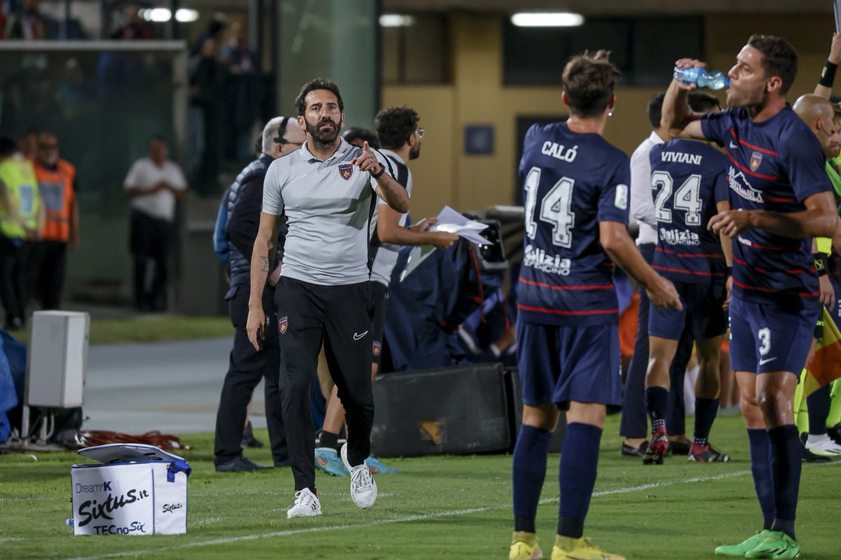 CosenzaOfficial's tweet photo. Non il finale che volevamo, ma pronti a ripartire Lupi 💪🏻🐺

#COSMOD nelle foto di Francesco Farina 📸

#ForzaLupi https://t.co/AZvI6Em2oW