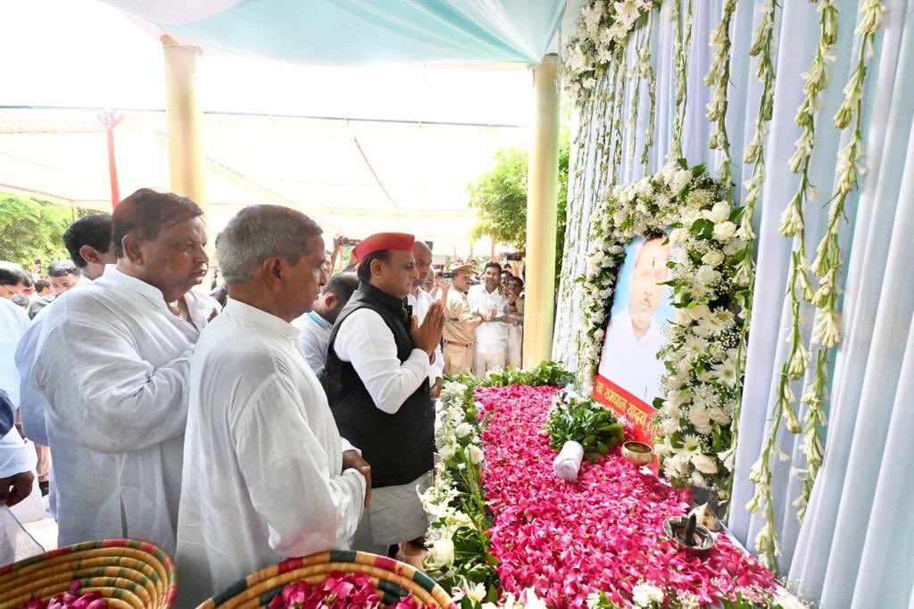 yadavakhilesh's tweet photo. आज सीतापुर में पूर्व विधायक श्री रामपाल यादव की श्रद्धांजलि सभा में सम्मिलित होकर अर्पित की पुष्पांजलि। https://t.co/uMHtPxxZva