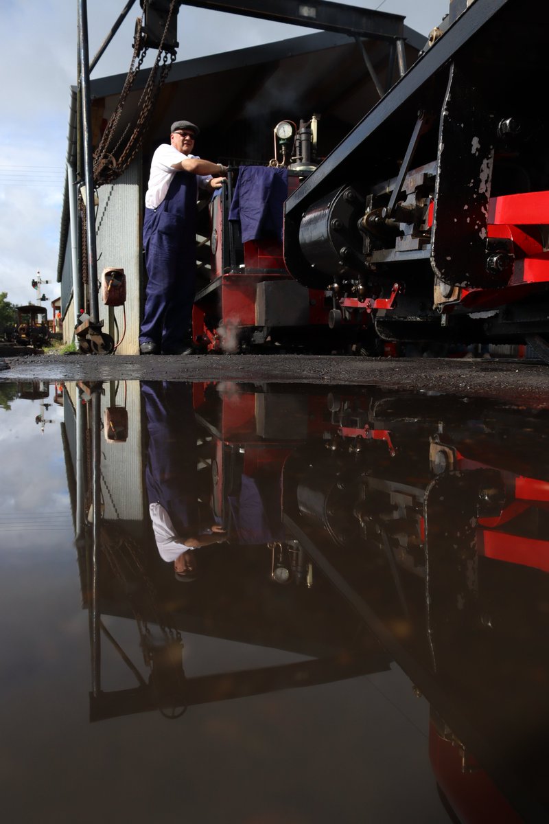 second #Steamfix for the day , reflections on a narrow gauge, seen at LLanuwchllyn on the @BalaLakeRailway 
Have a great afternoon everyone