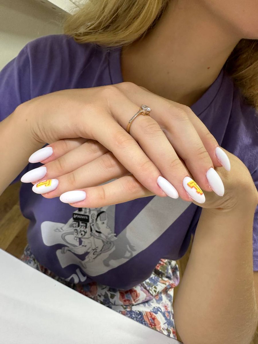 Got my <a href="/TempleWallet/">Temple Wallet</a> manicure ready for <a href="/ETHWarsaw/">ETHWarsaw 🧜‍♀️🇵🇱</a>! Fits perfectly with the <a href="/youves_com/">youves✌️</a> T-shirt 😍

See you in Poland!