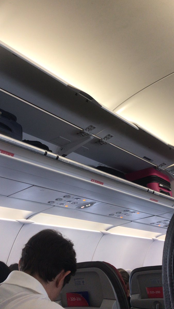 Aí a <a href="/LATAM_BRA/">LATAM Airlines Brasil</a> faz a gente passar raiva obrigando a despachar a bagagem de mão porque supostamente não tem espaço no avião, você entra e vê lugares vazios além de um monte de itens pessoais que poderiam ir na parte de baixo das poltronas! Enfim, experiência de usuário pra que!🤡