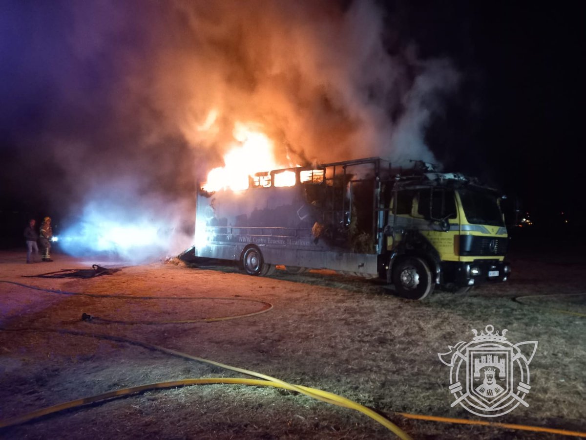 BomberosBurgos's tweet photo. A las 23:05 h recibimos aviso de @112cyl alertando de un #IncendioDeVehiculoPesado cargado de pacas de paja junto al #CentroEcuestreMiraflores cerca del #BarrioDeCortes, una zona especialmente sensible por estar dentro del #CinturonVerde de la ciudad. https://t.co/WvCRdB0so2