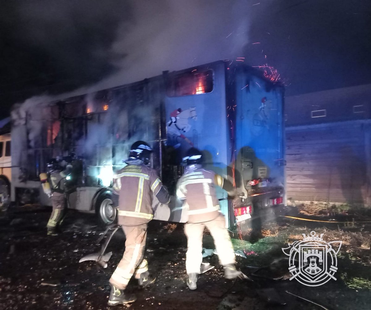 BomberosBurgos's tweet photo. A las 23:05 h recibimos aviso de @112cyl alertando de un #IncendioDeVehiculoPesado cargado de pacas de paja junto al #CentroEcuestreMiraflores cerca del #BarrioDeCortes, una zona especialmente sensible por estar dentro del #CinturonVerde de la ciudad. https://t.co/WvCRdB0so2