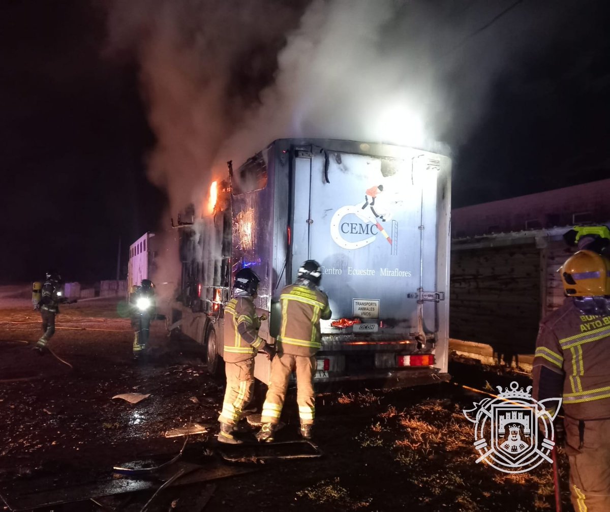 BomberosBurgos's tweet photo. A las 23:05 h recibimos aviso de @112cyl alertando de un #IncendioDeVehiculoPesado cargado de pacas de paja junto al #CentroEcuestreMiraflores cerca del #BarrioDeCortes, una zona especialmente sensible por estar dentro del #CinturonVerde de la ciudad. https://t.co/WvCRdB0so2