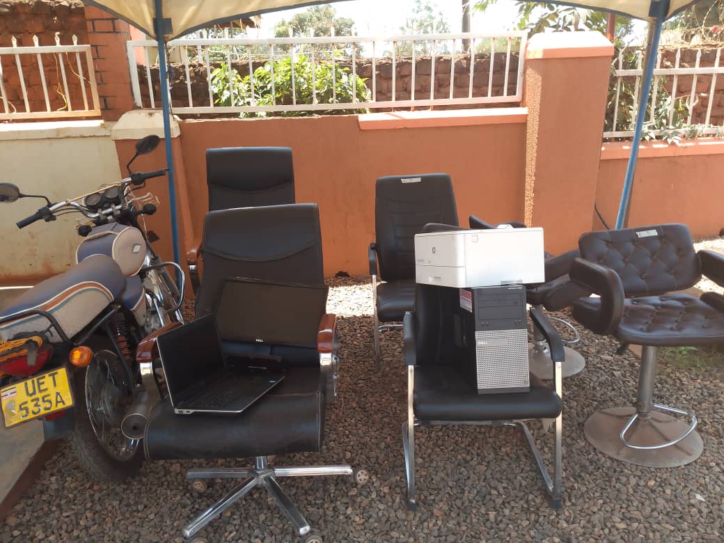 SAOZIROBWE's tweet photo. We're selling off depreciated stuffs at our offices feel free to pass by and get yourself one of them🤝🤝  to our member. https://t.co/Ud2WEx3r2V