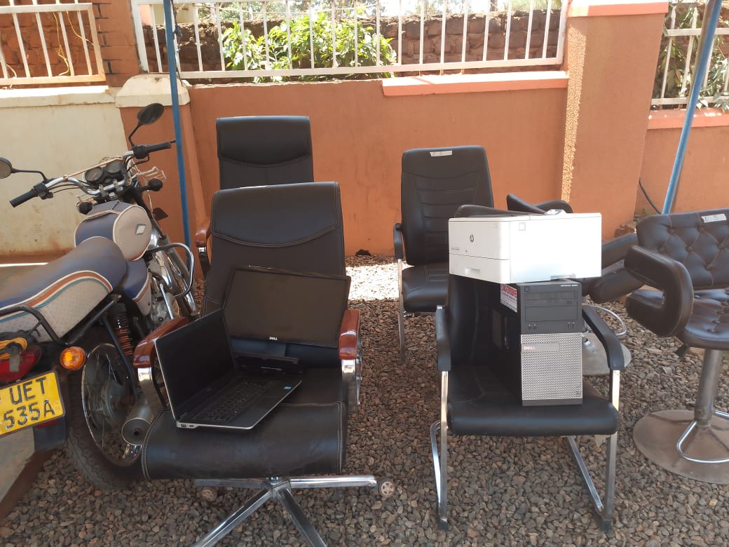 SAOZIROBWE's tweet photo. We're selling off depreciated stuffs at our offices feel free to pass by and get yourself one of them🤝🤝  to our member. https://t.co/Ud2WEx3r2V