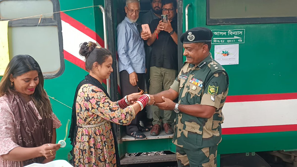 BSF_SOUTHBENGAL's tweet photo. In celebration of #RakshaBandhan, A heartwarming scene at Gede Rly Station,Dist-Nadia(WB) at #IndoBdBorder,#SeemaPrahari
of ICP-Gede,SB FTR warmly welcomed #MaitriExpress passengers departing from Kolkata to Dhaka,tied sacred rakhis & exchanged best wishes.
#FriendShipForever https://t.co/NbSapc72l1