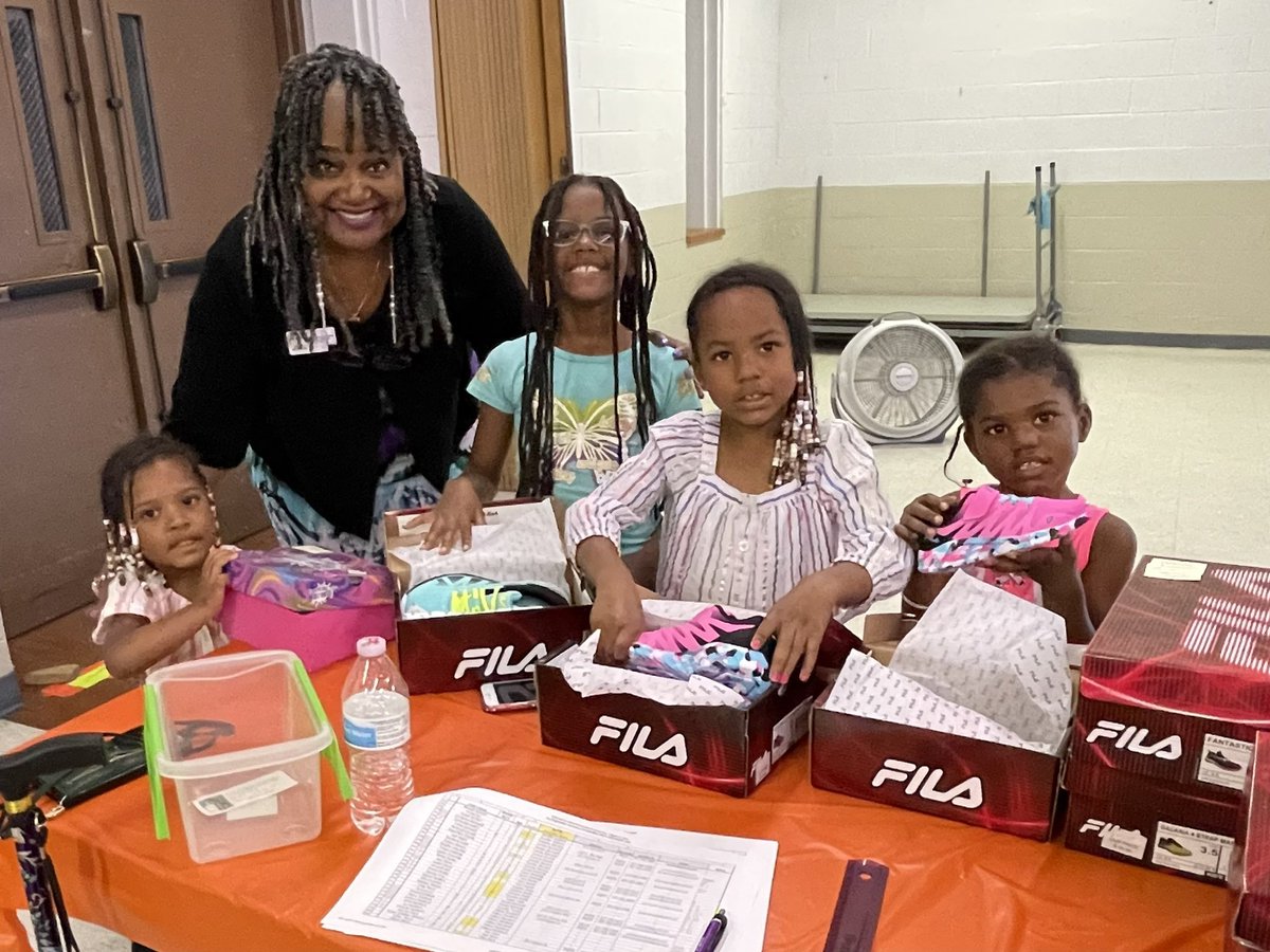 YouFeedThemMFP's tweet photo. Faces of joy! These cuties loved their new shoes we gave them! 😊👏🏾💜
#CRD2023 #CreatingRipples #BackToSchool #CommunityResourceDay #BlessTheJourneyTheirFeetWillTakeThem #YouFeedThem (8.27.23) @HisLoveKeptMe https://t.co/s0t0VknIhT