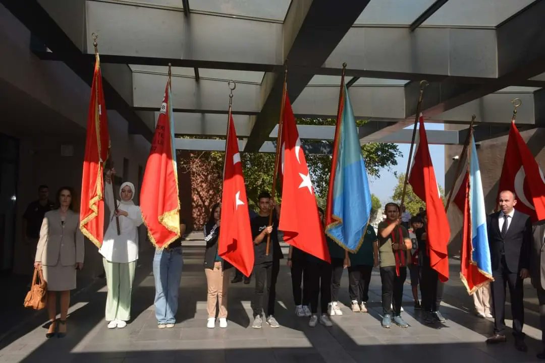 Lapseki_MEM's tweet photo. Belediye Başkanı Sn. Eyüp Yılmaz Hükümet Konağı önündeki Atatürk Anıt'ına çelenk sunumu gerçekleştirdiler. Saat 10.00'da başlayan törene idari kurum amirleri, STK temsilcileri, gaziler ve vatandaşlar  katıldı.
@tcmeb 
@canakkaleilmem https://t.co/OWf7mwuyvu