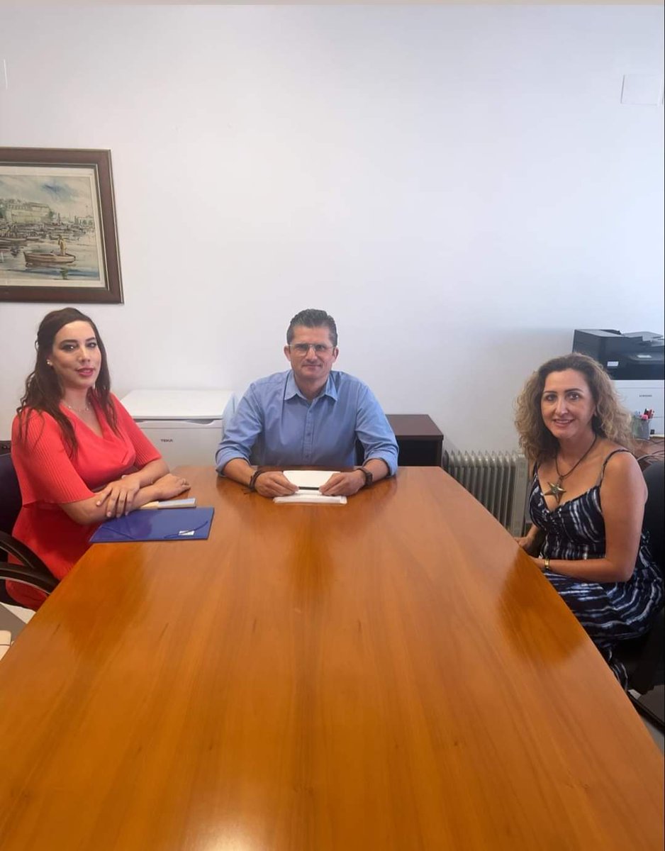 ACEFOMelilla's tweet photo. Esta mañana nuestra presidenta Nora Adaif y  Elena Cruz vicepresidenta se han reunido con el consejero Miguel Ángel Fernández Bonneimaison para comentarle la labor que realiza nuestra asociación y abordar temas formativos. https://t.co/zXFpdAmxBr