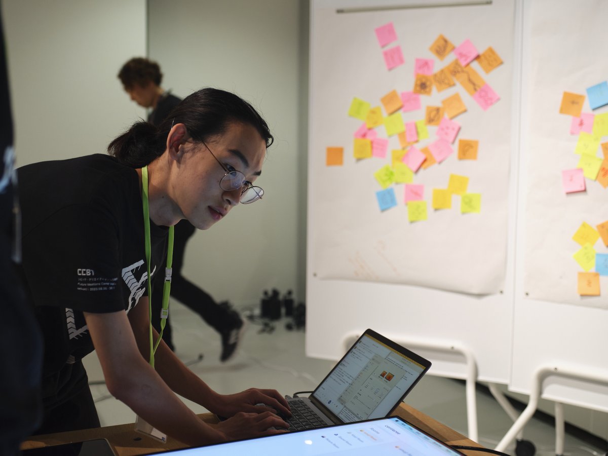 ccb_tokyo's tweet photo. 🏕DAY5 :「グループワーク&成果発表」
Future Ideations Camp Vol.2 : setup()
ブロックチェーンで新しいルールをつくる
_
本日、遂に最終日🏃🏻♀️🏁!
作業を急ぎ、朝からCCBTの開場を待つ参加者もちらほら👀
重ねた議論を形にするため、グループ一丸となって制作を進めました📐
午後には2時間にわたる成果発表と講評が行われ、壮大な提案に「感動しました!」とのお言葉も💬✨
5日間のキャンプの様子と、各グループによる構想を紹介する成果展示は明日8/31(木)より🏕
ブロックチェーンの技術を用いた「新しいルール」の提案と、描かれる未来の構想をご覧に、ぜひCCBTにお越しください🎉
🔥Don’t miss it!
Future Ideations Camp Vol.2 setup() 成果展示
会期🗓8/31(木)~9/3(日)
会場🏟CCBT
https://t.co/av5QyrsFO7
#ccbt #futureideationscamp #setup #blockchain
