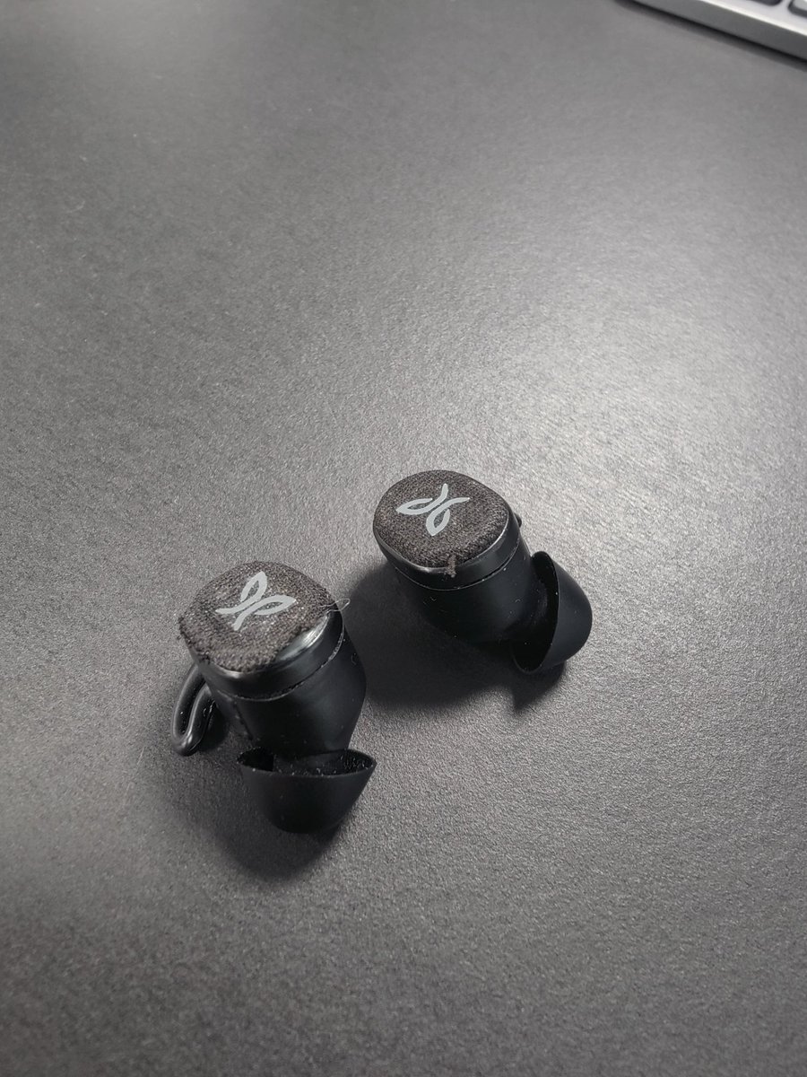 Quick review of the Jaybird Vista 2... Not as 'rugged' as advertised 😔
I had the Vista 1's for over two years and survived runs in the rain, being stepped on, washed in the washing machine (in a pocket).
These are now around 6 months old and already the fabric is falling off 😢