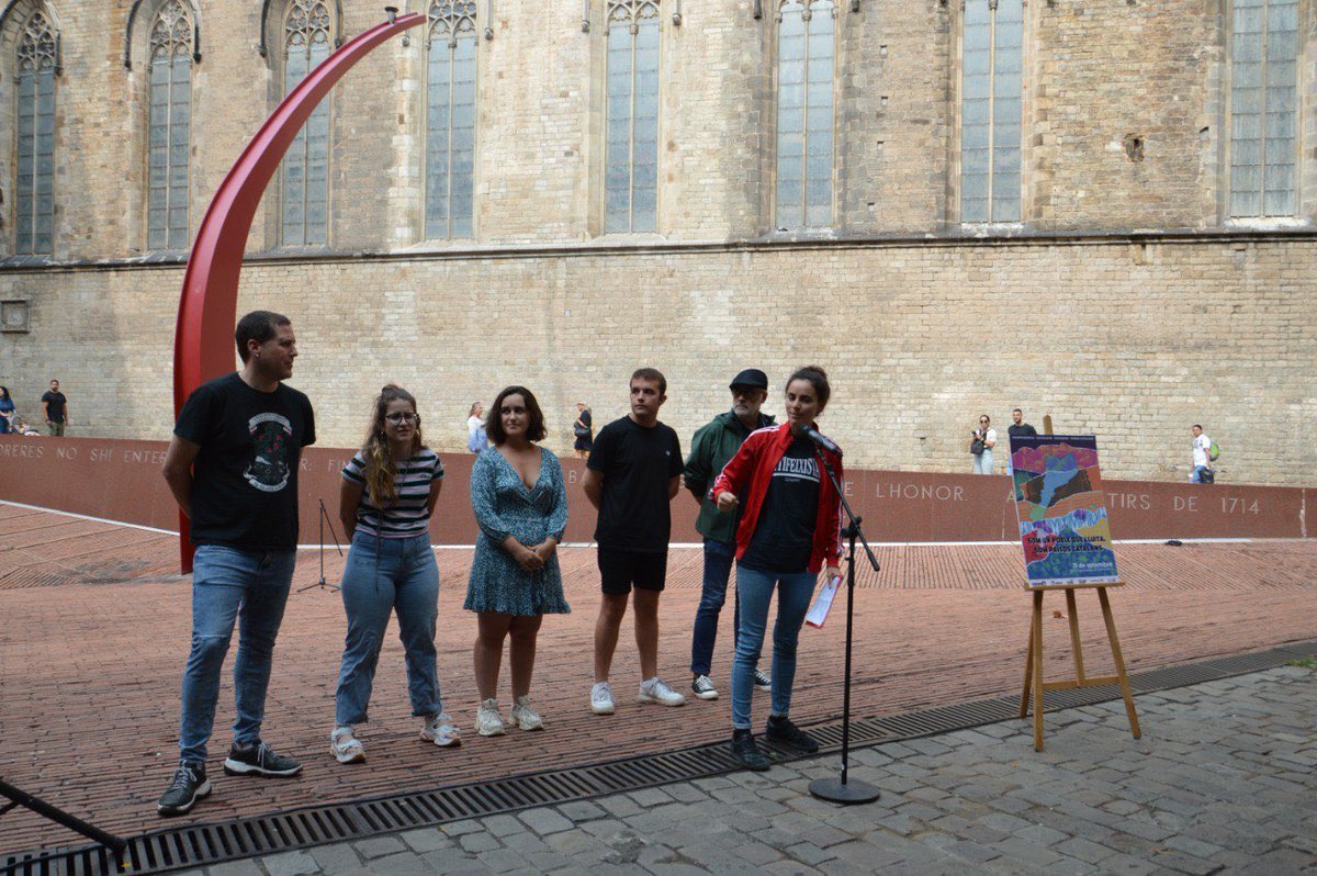 Som en roda de premsa anunciant que l'#11S sortirem al carrer per l'alliberament nacional d'uns Països Catalans independents, socialistes i feministes. 

Només organitzades demostrarem la nostra força. Ens veiem als carrers! ✊🏼