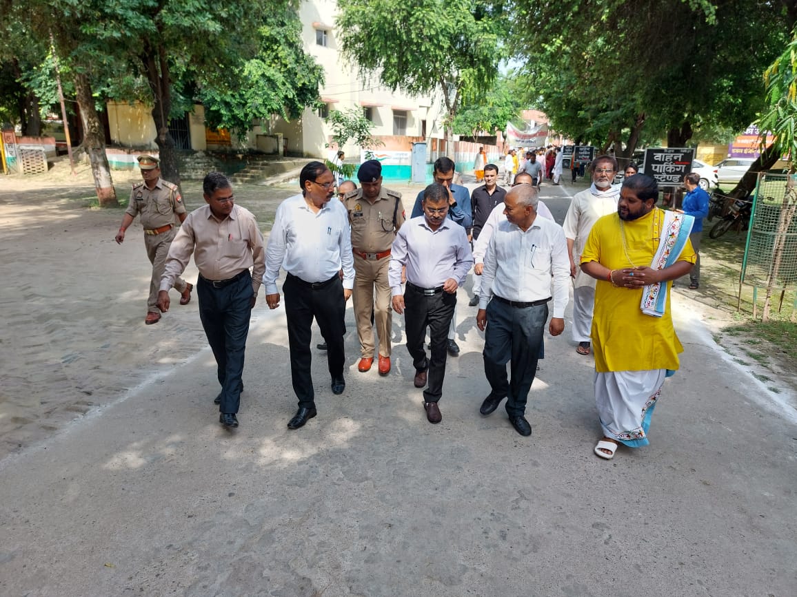 जनपद में संस्कृत-सप्ताह समारोह के अंतर्गत श्री भुवनेश्वर महेश्वरानन्द गुरुकुल संस्कृत उo माo/ महाविद्यालय झलोखार हमीरपुर के छात्रो की रैली को गत दिवस हरी झंडी दिखाकर कलेक्ट्रेट परिसर से रवाना किया | <a href="/CMOfficeUP/">CM Office, GoUP</a> <a href="/UPGovt/">Government of UP</a> <a href="/DrChandraBhus10/">Dr. Chandra Bhushan Tripathi I. A. S.</a> <a href="/InfoDeptUP/">Information and Public Relations Department, UP</a> <a href="/ChiefSecyUP/">S.P. Goyal, Chief Secretary, GoUP</a>