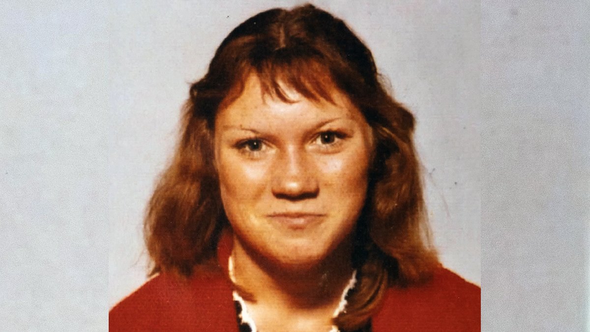 EssexPoliceUK's tweet photo. On 3 Jan 1978, Jill Brown, 19, set off for work in #Dovercourt. She never arrived for work.
45-years-on &amp; Jill's sisters have never given up hope. Watch their emotional appeal as they talk about the last time they saw Jill &amp; appeal for her to contact them.
https://t.co/01ii57VB5p https://t.co/xzoxuzarX2