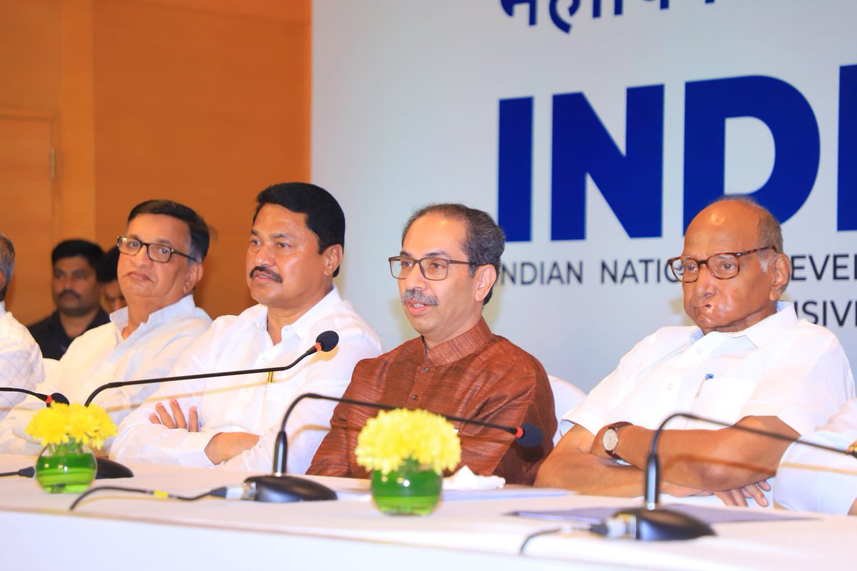 Aniket_Ghule12's tweet photo. उद्या आणि परवा मुंबईत होत असलेल्या INDIA आघाडीच्या बैठकीच्या पार्श्वभूमीवर आज महाविकास आघाडीची पत्रकार परिषद पार पडली. ह्या पत्रकार परिषदेत मा. श्री. उद्धवसाहेब ठाकरे, मा. श्री. शरदचंद्र पवार जी आणि इतर सर्वपक्षीय मान्यवर नेते उपस्थित होते.

#INDIAAlliance #JeetegaINDIA https://t.co/vkrOeTjxld