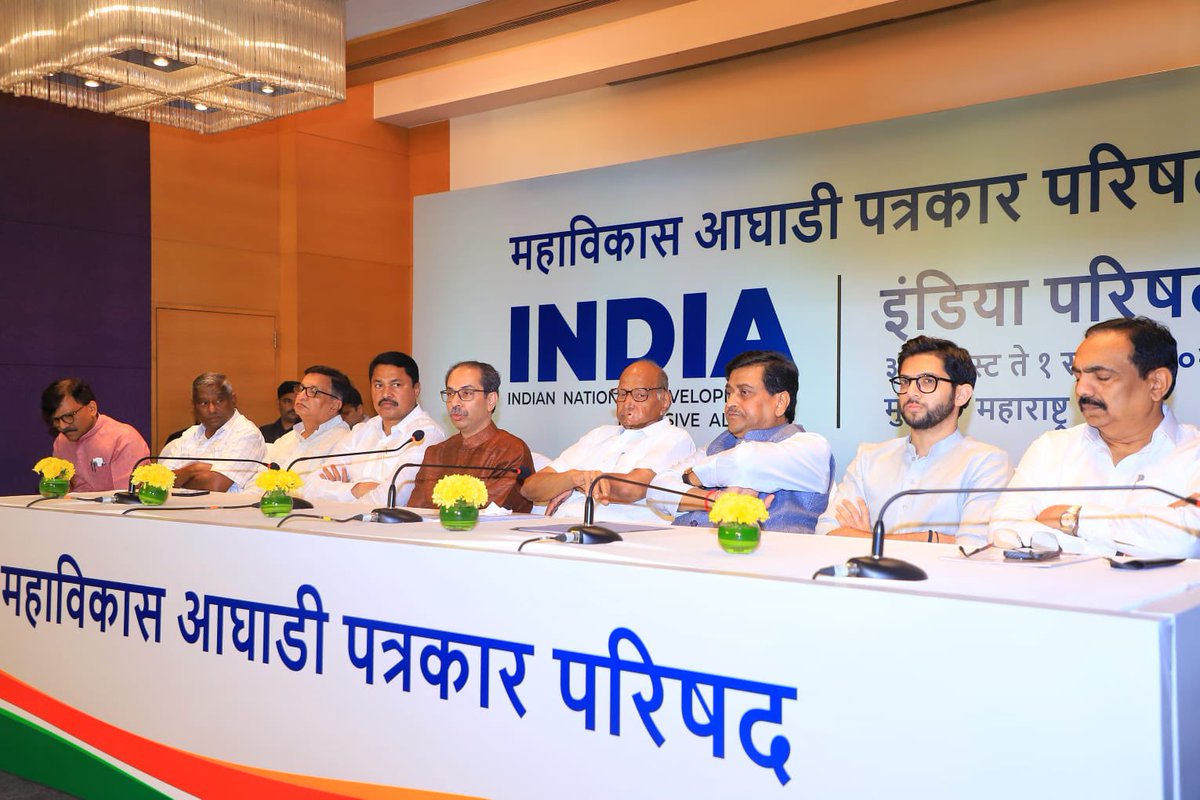Aniket_Ghule12's tweet photo. उद्या आणि परवा मुंबईत होत असलेल्या INDIA आघाडीच्या बैठकीच्या पार्श्वभूमीवर आज महाविकास आघाडीची पत्रकार परिषद पार पडली. ह्या पत्रकार परिषदेत मा. श्री. उद्धवसाहेब ठाकरे, मा. श्री. शरदचंद्र पवार जी आणि इतर सर्वपक्षीय मान्यवर नेते उपस्थित होते.

#INDIAAlliance #JeetegaINDIA https://t.co/vkrOeTjxld