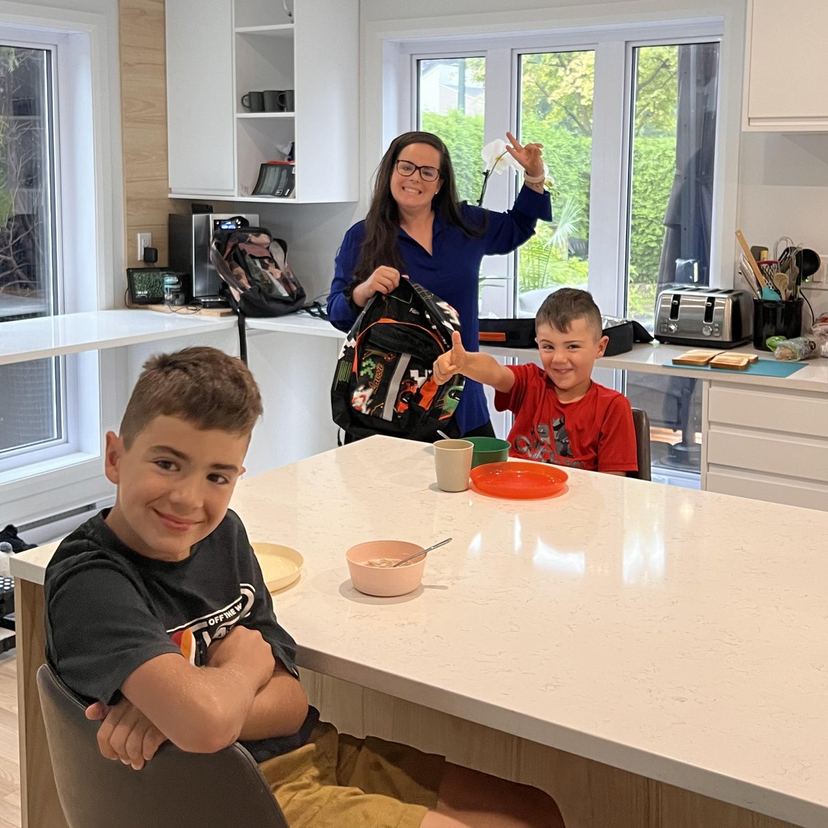 EliseAvardBPLQ's tweet photo. Bonne rentrée scolaire aux enseignantes et enseignants, au personnel des équipes-écoles, aux enfants et surtout aux miens! À tous les parents de #JeanTalon, je comprends votre réalité ce matin 🎒📚🍎

#PLQ #PolQc https://t.co/LFaG38Nvka