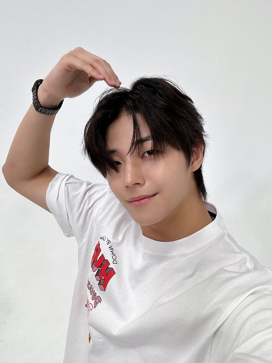 GHOST9OFFICIAL's tweet photo. Today's radio clock was about 20! Hope u guys enjoyed it! See ya next time😎😎

#SONJUNHYUNG #손준형 https://t.co/97XKaTqH0t