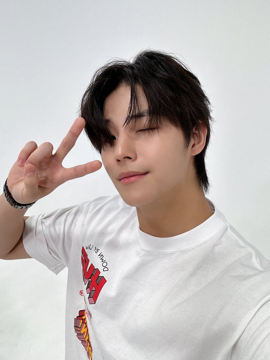 GHOST9OFFICIAL's tweet photo. Today's radio clock was about 20! Hope u guys enjoyed it! See ya next time😎😎

#SONJUNHYUNG #손준형 https://t.co/97XKaTqH0t