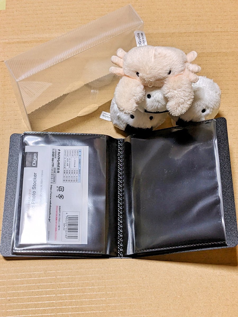 ebyToyama's tweet photo. 768日目
題「時代は、肩車!!」

L版ブロマイド用のケース付きアルバム、いい感じの製品を購入📂縦型ブロマイドを横スライドで1ページに1枚ずつ収納

流石老舗メーカーのナカバヤシ

DGPL62 [Digioフォトストッカー Lサイズ 1段ポケット]

#にっこりーノ 
#ふわふわぬいぐるみ 
#まいにちｶﾆｸﾝ https://t.co/mS5p55auAW