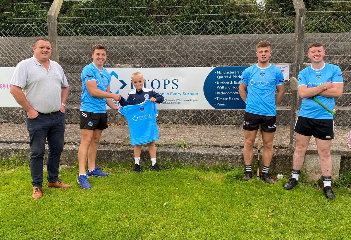 ⚫️⚪️Thank you to @Dtops Newcastle West for their sponsorship of  Training Tops for our Senior players. 
Declan and Alex Moloney seen here making the presentation to some of our senior players. 
Thank you. 🙏🏻⚫️⚪️