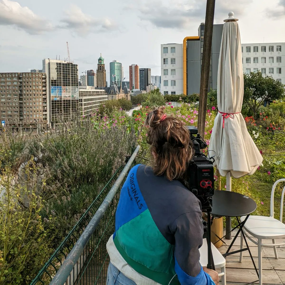 TV opnames voor 't populaire TV programma #eigenhuisentuin van <a href="/RTL4/">RTL</a> op de #DakAkker #rooftopfarm. Uitzending ergens in 't najaar ... 📺.