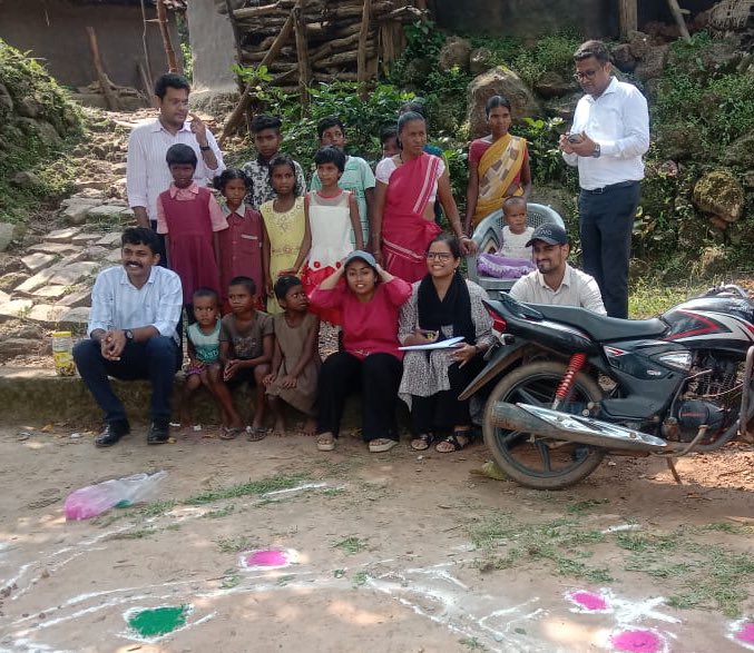 JashpurDist's tweet photo. दो समूहों में प्रशिक्षु IAS अधिकारी गांवों में विकास योजनाओं का कर रहे हैं अध्ययन

प्रशिक्षु अधिकारियों ने आदिवासी,पहाड़ी कोरवा जनजाति के लोगों के साथ मनाया #रक्षाबंधन का पर्व

पारंपरिक तरीके से गांवों में किया जा रहा है स्वागत
#IAS #Officers 
#Officer_Trainees
@LBSNAA_Official https://t.co/Yz2EBZlWGn